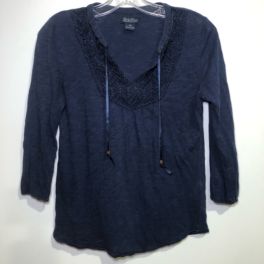 LUCKY BRAND WOMEN’S SIZE XS DARK BLUE CROCHET DETAIL SPLIT NECK BLOUSE